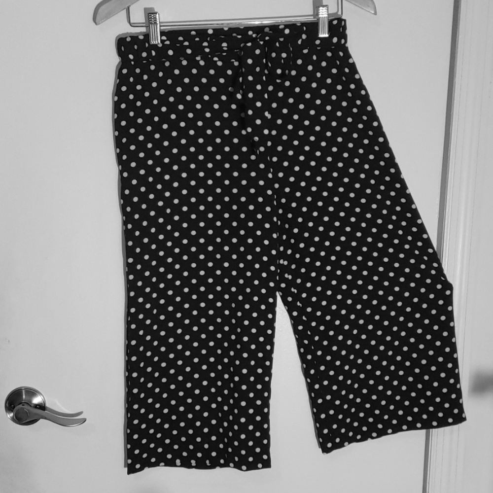 Black and white polka dot capri pants petite small